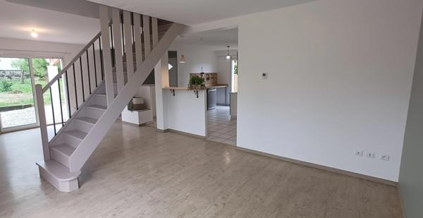 Maison récente à vendre 6 pièces NERSAC (16) . 4 chambres. 1 s de bains, 1 salle d'eau. 2 WC. Terrain clos.