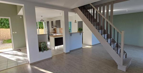 Maison récente à vendre 6 pièces NERSAC (16) . 4 chambres. 1 s de bains, 1 salle d'eau. 2 WC. Terrain clos.