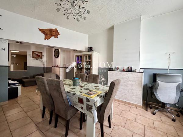 Maison de ville de 74 m², salon salle à manger, cuisine, salle de bains, terrasse, jardin, deux chambres. Hénin-Beaumont (62110)