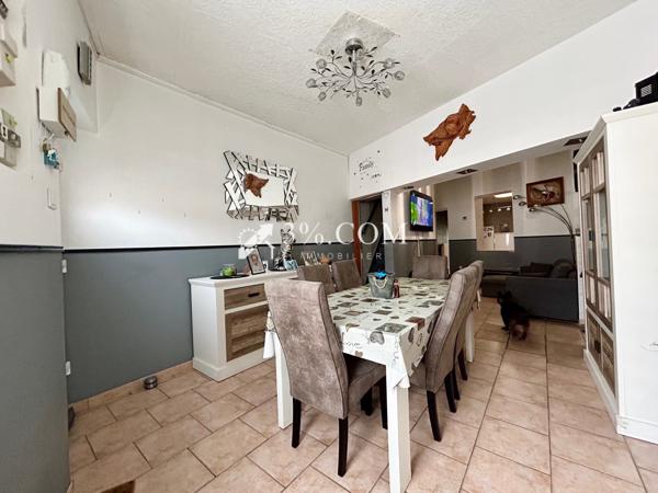 Maison de ville de 74 m², salon salle à manger, cuisine, salle de bains, terrasse, jardin, deux chambres. Hénin-Beaumont (62110)