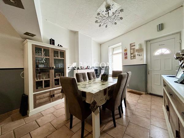 Maison de ville de 74 m², salon salle à manger, cuisine, salle de bains, terrasse, jardin, deux chambres. Hénin-Beaumont (62110)