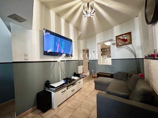Maison de ville de 74 m², salon salle à manger, cuisine, salle de bains, terrasse, jardin, deux chambres. Hénin-Beaumont (62110)