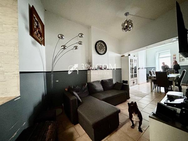 Maison de ville de 74 m², salon salle à manger, cuisine, salle de bains, terrasse, jardin, deux chambres. Hénin-Beaumont (62110)