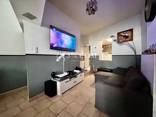 Maison de ville de 74 m², salon salle à manger, cuisine, salle de bains, terrasse, jardin, deux chambres. Hénin-Beaumont (62110)