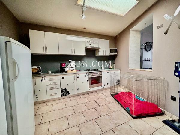 Maison de ville de 74 m², salon salle à manger, cuisine, salle de bains, terrasse, jardin, deux chambres. Hénin-Beaumont (62110)