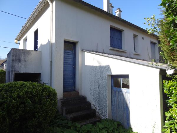 Rostrenen (22110) Maison 3 pièces au centre de Rostrenen – sous-sol et jardin