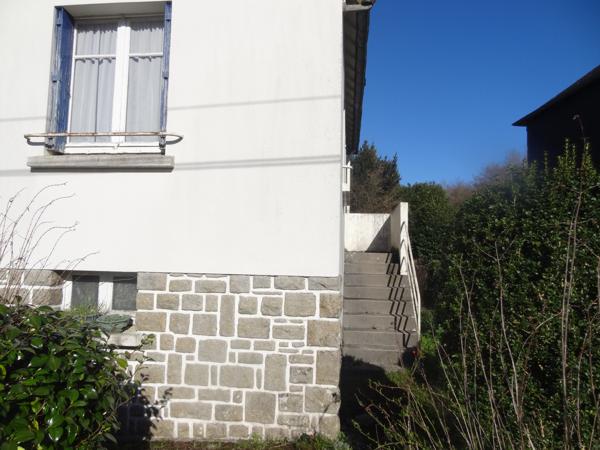 Rostrenen (22110) Maison 3 pièces au centre de Rostrenen – sous-sol et jardin