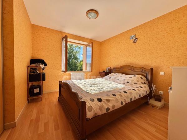 MAISON 100 M2, 2095 M2 DE TERRAIN DONT 1685 M2 À BATIR, 2 CHAMBRES, 1 BUREAU, DÉPENDANCES DE 45 M2, CHARPENTE/COUVERTURE OK, TOUT-À-L'ÉGOUT, DOUBLE VITRAGE PVC ET BOIS, TF 498€