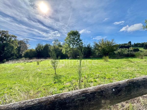 MAISON 100 M2, 2095 M2 DE TERRAIN DONT 1685 M2 À BATIR, 2 CHAMBRES, 1 BUREAU, DÉPENDANCES DE 45 M2, CHARPENTE/COUVERTURE OK, TOUT-À-L'ÉGOUT, DOUBLE VITRAGE PVC ET BOIS, TF 498€