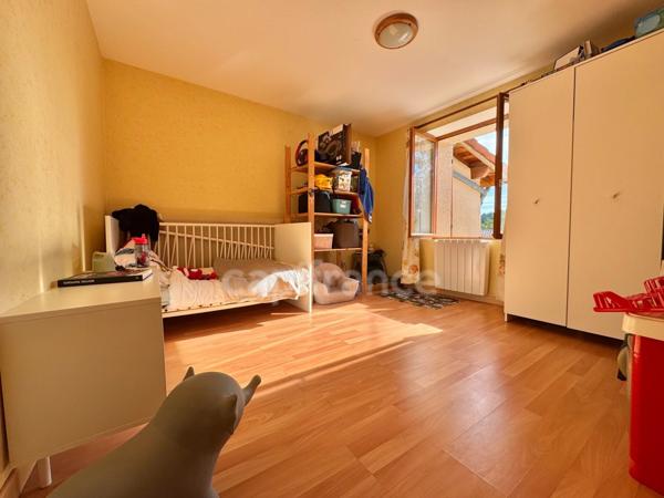 MAISON 100 M2, 2095 M2 DE TERRAIN DONT 1685 M2 À BATIR, 2 CHAMBRES, 1 BUREAU, DÉPENDANCES DE 45 M2, CHARPENTE/COUVERTURE OK, TOUT-À-L'ÉGOUT, DOUBLE VITRAGE PVC ET BOIS, TF 498€