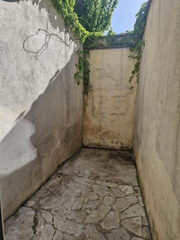 Courthézon (84350) Maison de village avec courette et terrasse