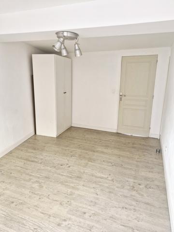 Courthézon (84350) Maison de village avec courette et terrasse