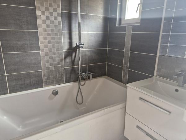 Courthézon (84350) Maison de village avec courette et terrasse