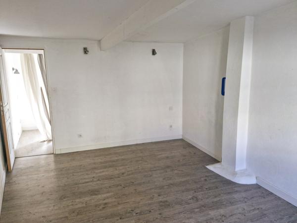 Courthézon (84350) Maison de village avec courette et terrasse