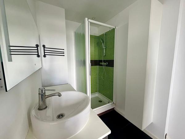 Rond Point de Paris - En dernier étage, retrouver ce très joli T2 avec vue dégagée. Balcon, cave et garage boxés.