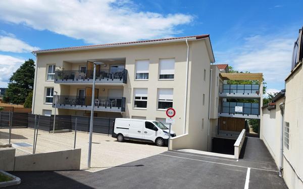 Stationnement à louer    14 m2 Sérézin-du-Rhône