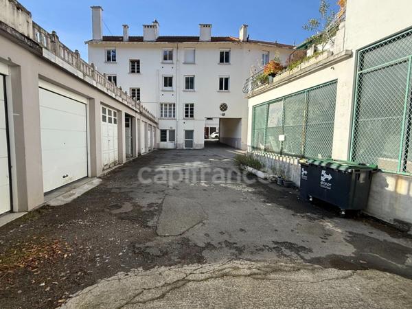 Atelier avec bureau et appartement à créer