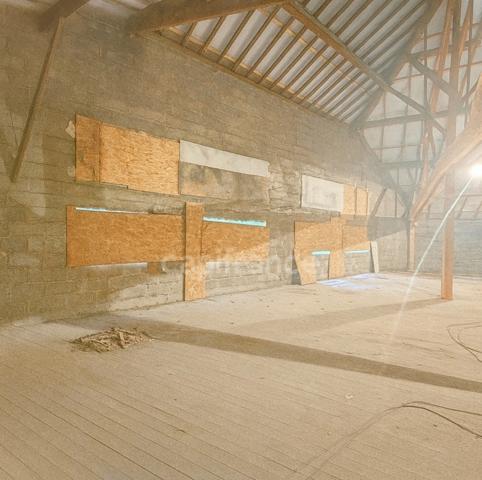 Atelier avec bureau et appartement à créer