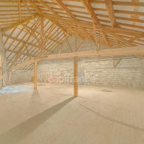 Atelier avec bureau et appartement à créer