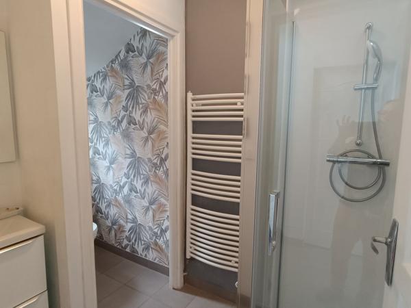Rénovation Qualitative & Commerces à Pied Pour Cette maison des Années 60 Sur Son Terrain Clos de 280m²