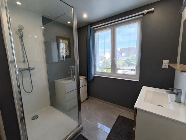 Rénovation Qualitative & Commerces à Pied Pour Cette maison des Années 60 Sur Son Terrain Clos de 280m²