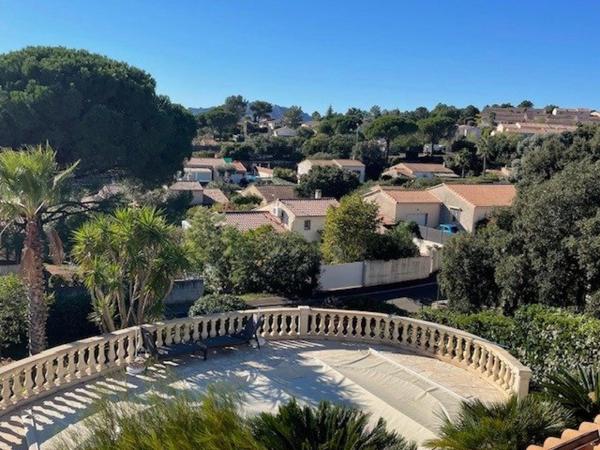 Belle villa de 97m² entièrement rénovée, sur une parcelle de 655m² avec piscine et vue sur le rocher.