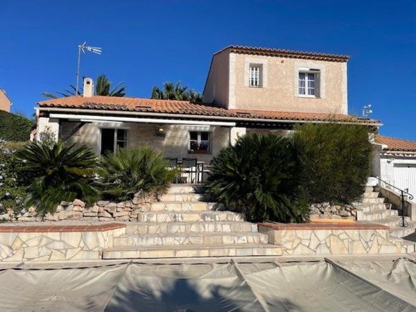 Belle villa de 97m² entièrement rénovée, sur une parcelle de 655m² avec piscine et vue sur le rocher.