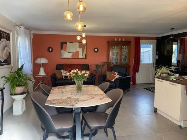 Belle villa de 97m² entièrement rénovée, sur une parcelle de 655m² avec piscine et vue sur le rocher.