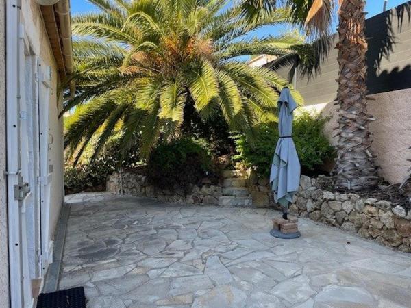 Belle villa de 97m² entièrement rénovée, sur une parcelle de 655m² avec piscine et vue sur le rocher.