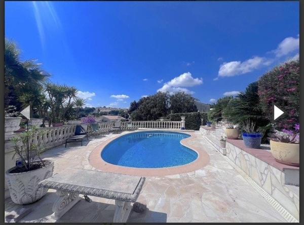 Belle villa de 97m² entièrement rénovée, sur une parcelle de 655m² avec piscine et vue sur le rocher.