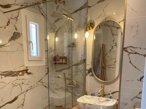 Belle villa de 97m² entièrement rénovée, sur une parcelle de 655m² avec piscine et vue sur le rocher.