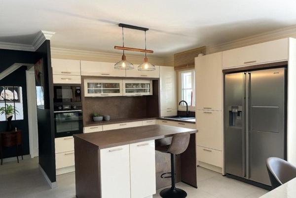 Belle villa de 97m² entièrement rénovée, sur une parcelle de 655m² avec piscine et vue sur le rocher.