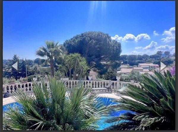 Belle villa de 97m² entièrement rénovée, sur une parcelle de 655m² avec piscine et vue sur le rocher.