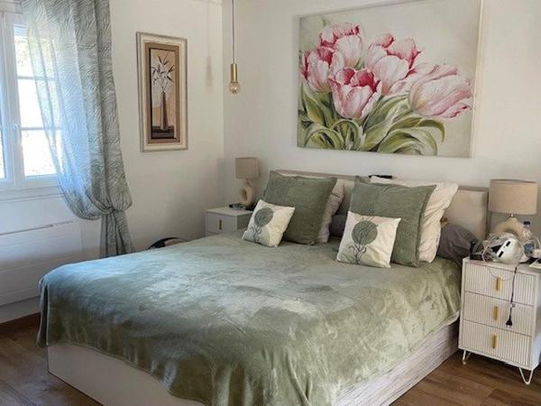 Belle villa de 97m² entièrement rénovée, sur une parcelle de 655m² avec piscine et vue sur le rocher.