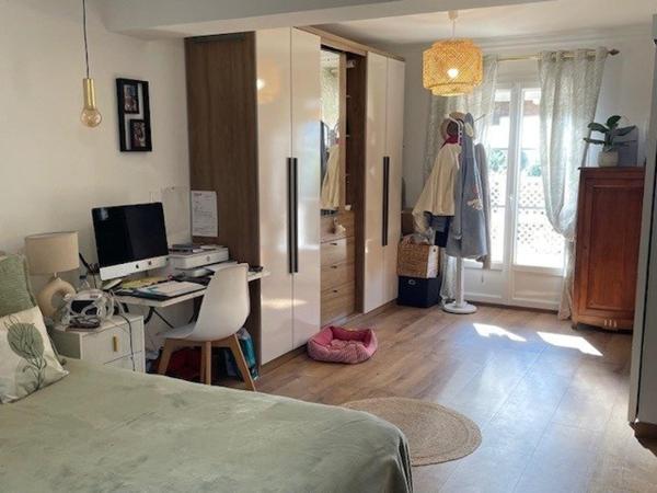 Belle villa de 97m² entièrement rénovée, sur une parcelle de 655m² avec piscine et vue sur le rocher.