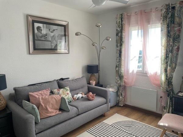 Belle villa de 97m² entièrement rénovée, sur une parcelle de 655m² avec piscine et vue sur le rocher.