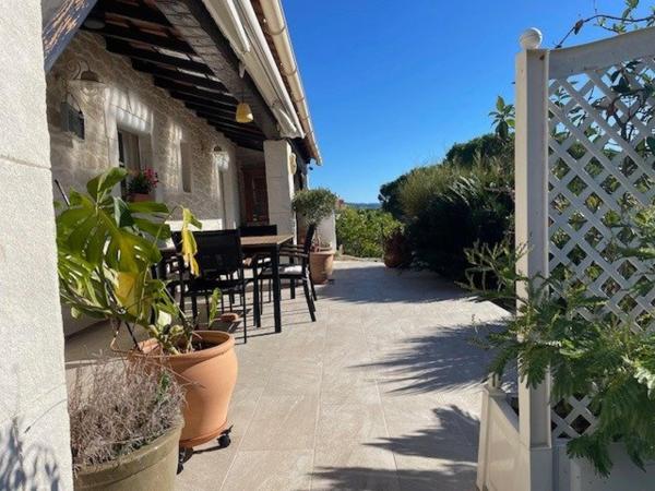 Belle villa de 97m² entièrement rénovée, sur une parcelle de 655m² avec piscine et vue sur le rocher.