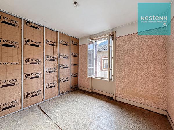 Maison de ville d'environ 50 m² à vendre à SAIL SOUS COUZAN - Idéal investisseur