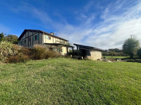 MARCIAC (32) 10 min, VUE EXCEPTIONNELLE, cachée, sans nuisance, TRES BELLE PROPRIETE sans travaux, piscine, ECONOMIQUE, écologique , geothermie, dependances,