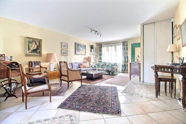 Maison Courbevoie traversante 8 pièces 200 m2 jardin parking 5 chambres à 5 minutes de la gare de Courbevoie