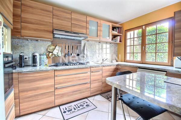 Maison Courbevoie traversante 8 pièces 200 m2 jardin parking 5 chambres à 5 minutes de la gare de Courbevoie