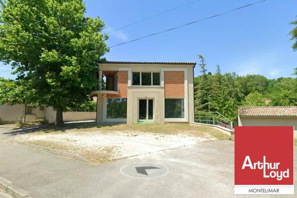 MONTELIMAR PROCHE DU CENTRE-VILLE - A LOUER - BUREAUX EN RDC LUMINEUX AVEC PARKING