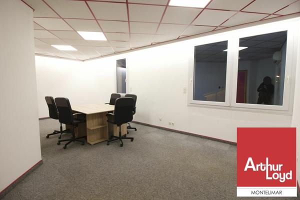 MONTELIMAR PROCHE DU CENTRE-VILLE - A LOUER - BUREAUX EN RDC LUMINEUX AVEC PARKING