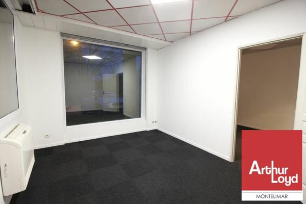 MONTELIMAR PROCHE DU CENTRE-VILLE - A LOUER - BUREAUX EN RDC LUMINEUX AVEC PARKING