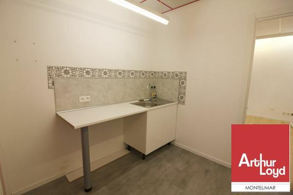 MONTELIMAR PROCHE DU CENTRE-VILLE - A LOUER - BUREAUX EN RDC LUMINEUX AVEC PARKING