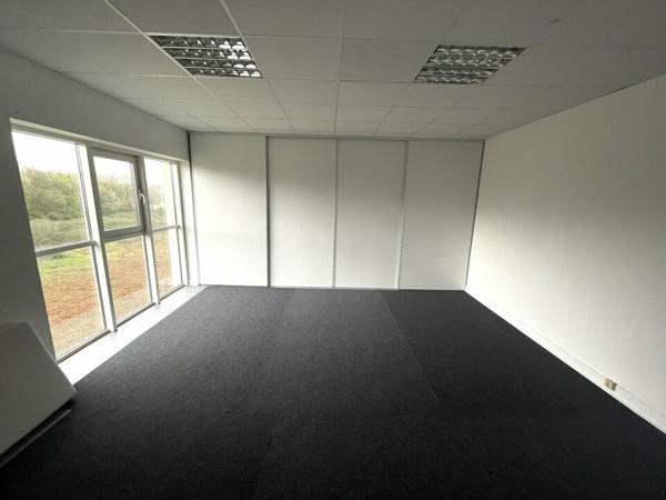 BUREAUX A LOUER DANS ZONE ACTIVITE PROCHE COMMERCES 50M²
