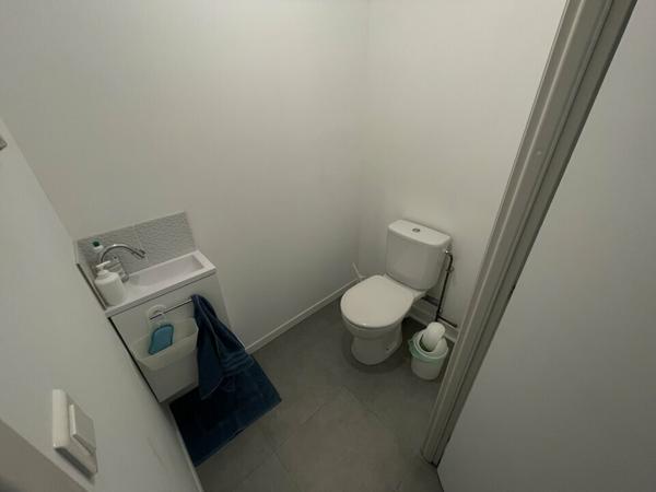 BUREAUX A LOUER DANS ZONE ACTIVITE PROCHE COMMERCES 50M²