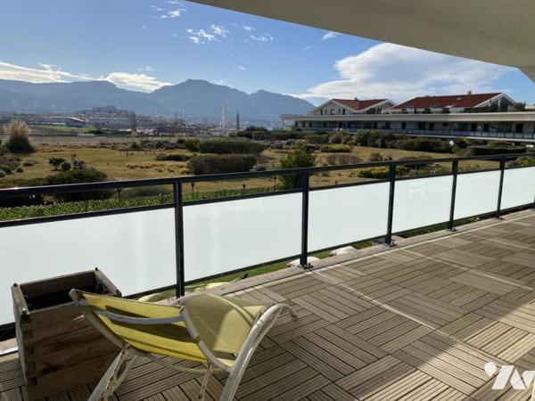 Appartement T2 avec terrasse panoramique de 60 m² et box fermé inclus.