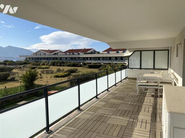 Appartement T2 avec terrasse panoramique de 60 m² et box fermé inclus.