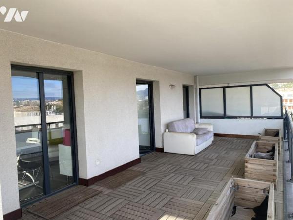 Appartement T2 avec terrasse panoramique de 60 m² et box fermé inclus.